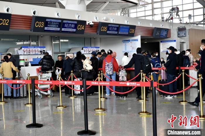 圖為旅客辦理登機手續(xù)?！≈芎?攝
