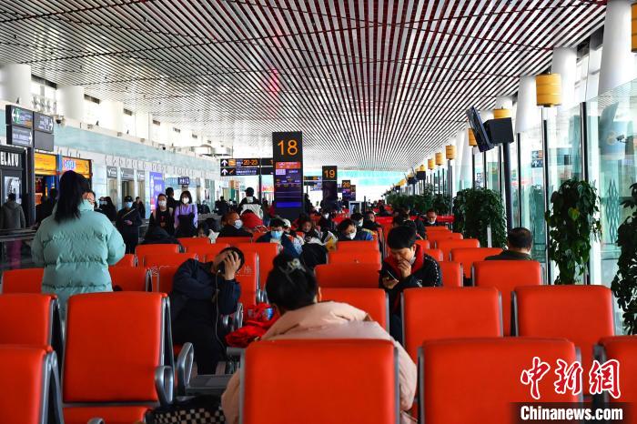 圖為旅客在機場候機室等待登機。　周航 攝