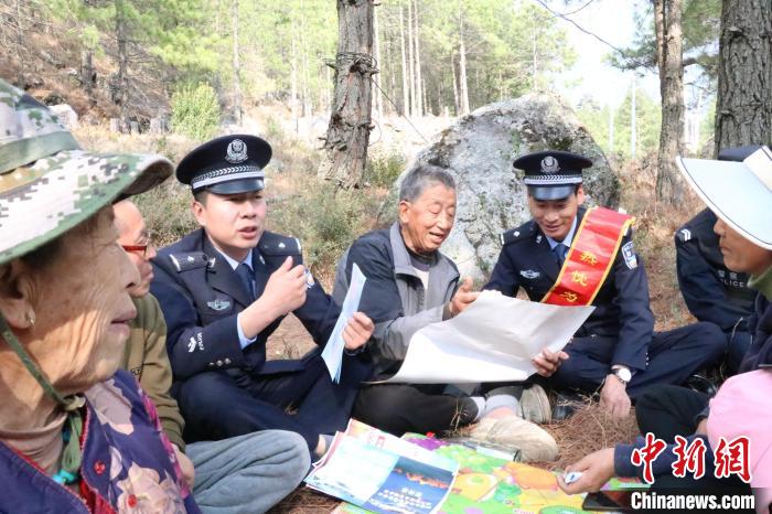 圖為竹瓦根邊境派出所民警為轄區(qū)群眾宣講森林防火常識(shí)。　竹瓦根邊境派出所 供圖