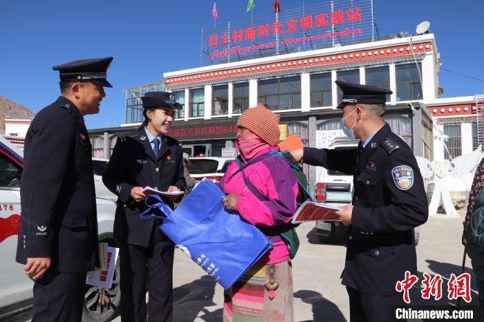 圖為日土邊境派出所民警在選轄區(qū)宣講國家安全知識(shí)。　任博 攝