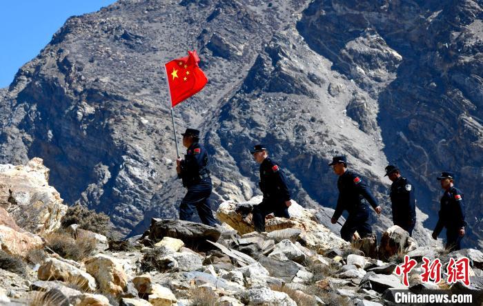 底雅邊境派出所民警夏永軍(左一)在巡邏中。　李林 攝