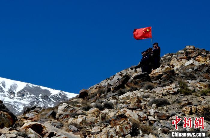 底雅邊境派出所民警夏永軍(右一)在巡邏中。　李林 攝
