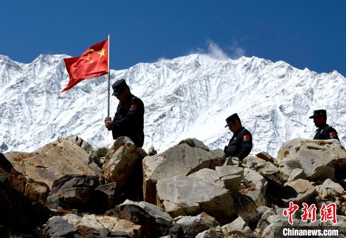 底雅邊境派出所民警夏永軍(左一)在巡邏中。