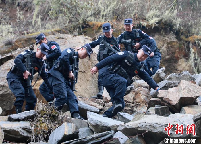 山南邊境管理支隊玉麥邊境派出所民警在邊境巡邏途中穿過亂石區(qū)?！∴嶇?攝