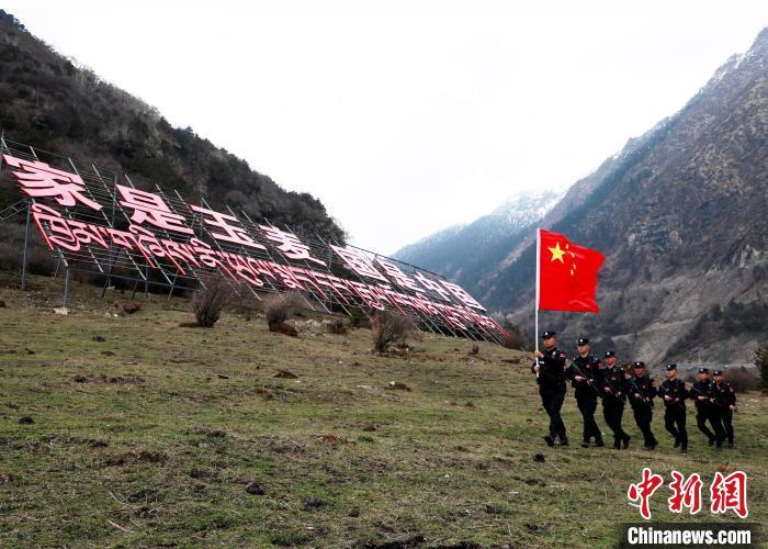 山南邊境管理支隊玉麥邊境派出所民警在轄區(qū)開展巡邏?！∴嶇?攝