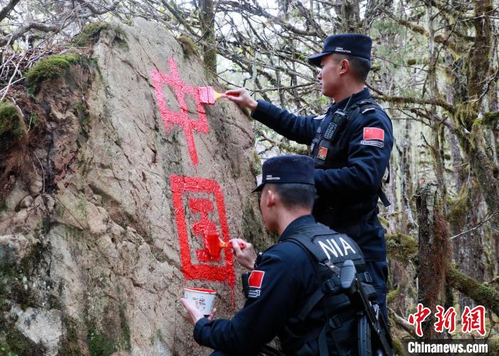 山南邊境管理支隊玉麥邊境派出所民警邊境巡邏途中在石頭上用油漆涂寫“中國”二字 ?！∴嶇?攝