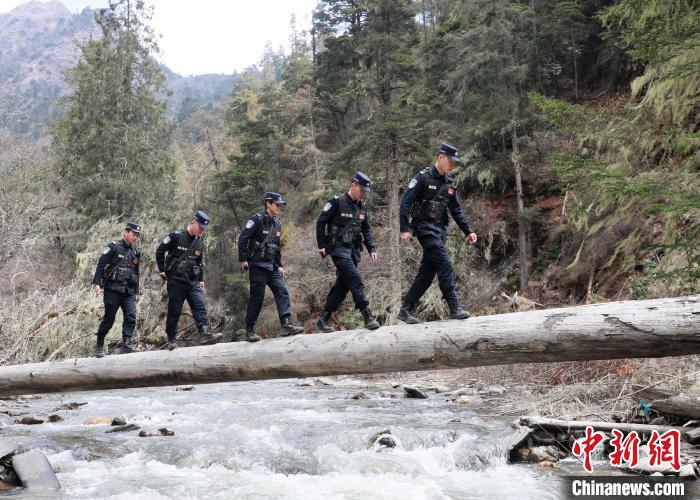 山南邊境管理支隊玉麥邊境派出所民警邊境巡邏途中走過河道上“獨木橋”?！∴嶇?攝