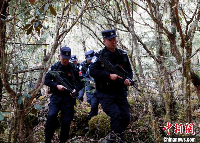 山南邊境管理支隊玉麥邊境派出所民警在邊境原始森林里開展邊境巡邏?！∴嶇?攝