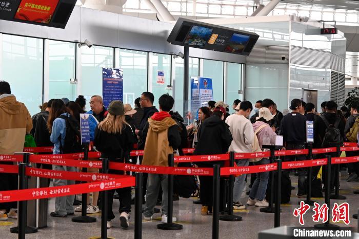 圖為“五一”期間，拉薩貢嘎機場旅客密集出行?！≡黝D珠 攝