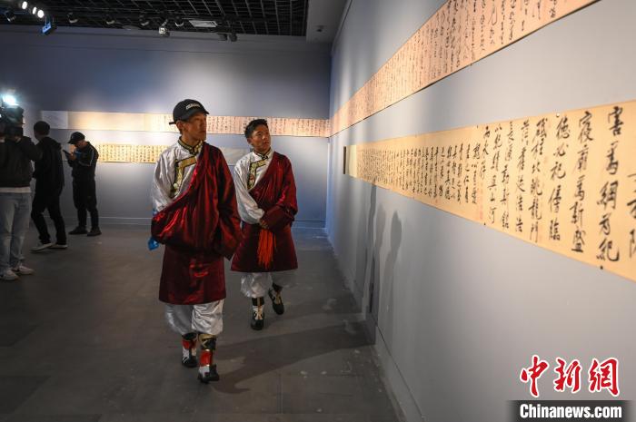 圖為學生參觀黃庭堅書法文獻展?！≮w朗 攝