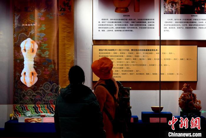 圖為5月18日，觀眾正在欣賞展覽?！±盍?攝