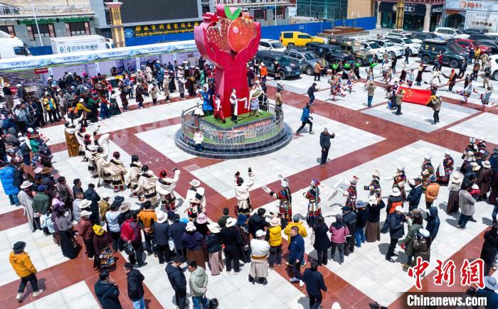 圖為“極地那曲 天際之旅”2023西藏那曲“中國旅游日”音樂美食嘉年華活動現(xiàn)場?！∧乔形幕吐糜尉止﹫D