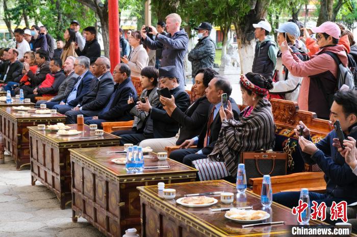 5月19日，中外嘉賓在羅布林卡和游客一起觀(guān)看藏戲?！〗w波 攝