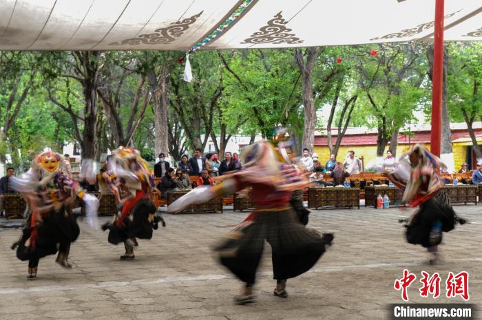 圖為活動(dòng)現(xiàn)場(chǎng)的藏戲表演?！〗w波 攝