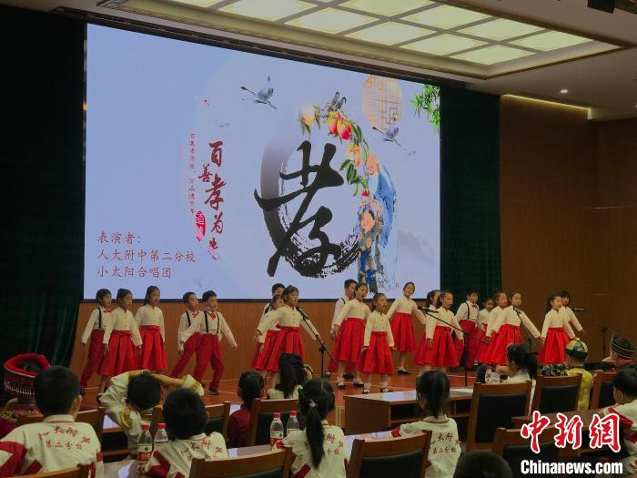 圖為中國人民大學附屬中學第二分校的小朋友們合唱。　陳建新 攝