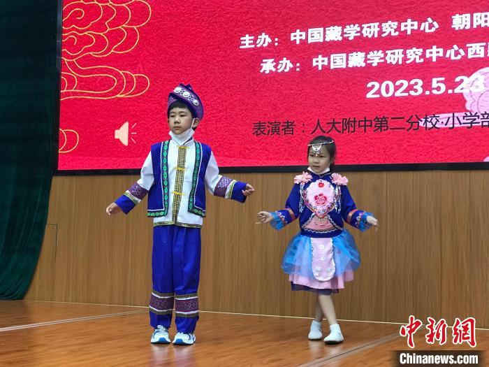 圖為中國人民大學附屬中學第二分校的小朋友們展示民族服飾?！￡惤ㄐ?攝