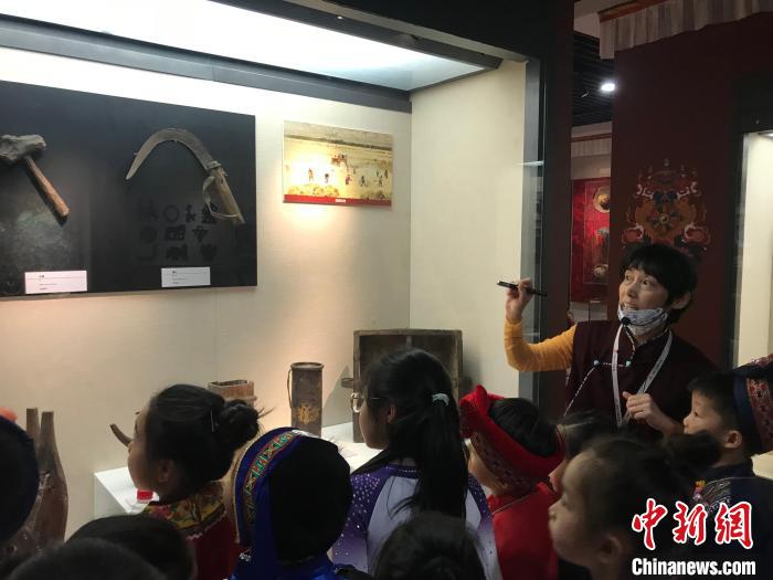 圖為中國人民大學附屬中學第二分校的小朋友們參觀“雪域星光——西藏傳統(tǒng)文化藝術(shù)展”?！￡惤ㄐ?攝