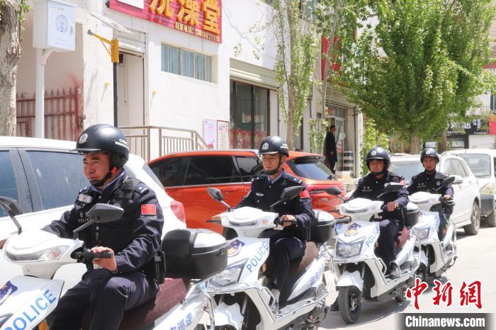 民警騎著電瓶車在轄區(qū)巡邏走訪?！↑S創(chuàng)偉 攝