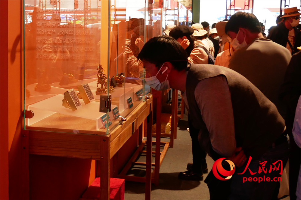 觀眾正在展區(qū)參觀。人民網(wǎng) 韋衍行攝