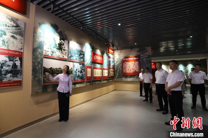 圖為西藏航空一行在臨沂市孟良崮戰(zhàn)役紀(jì)念館開展主題教育活動。　姜博 攝