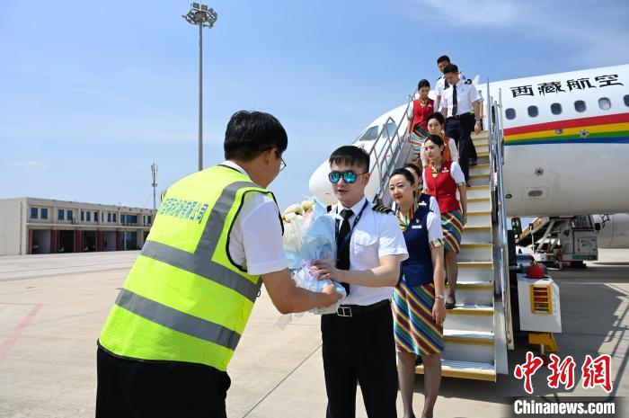 圖為機(jī)組順利抵達(dá)后獲贈祝賀?！≮w朗 攝