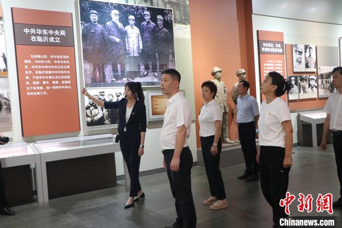 圖為西藏航空一行在臨沂市沂蒙革命紀(jì)念館開展主題教育活動?！〗?攝