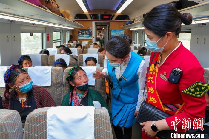 農(nóng)牧民乘坐高原復(fù)興號(hào)動(dòng)車組出行?！≈軔傁?攝