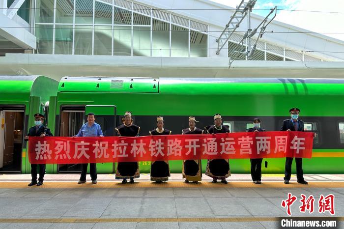 中國(guó)鐵路青藏集團(tuán)有限公司慶祝拉林鐵路開通運(yùn)營(yíng)兩周年?！±詈Ｐ?攝