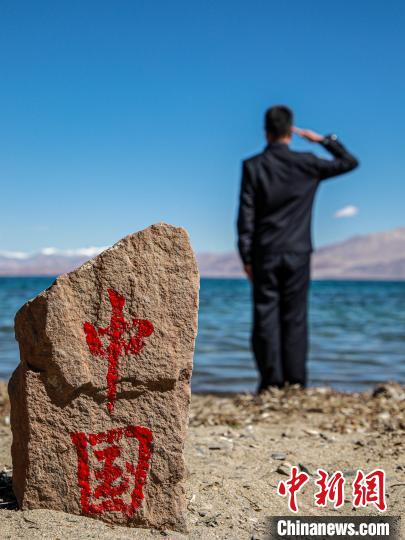 班公湖畔的“中國”標記?！↓埿▲P 攝