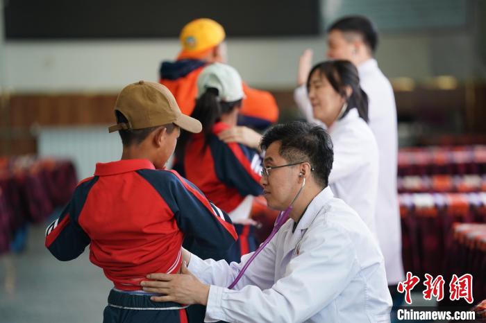 6月26日，西藏日喀則特校的孩子參加先心病篩查?！√K丹 攝