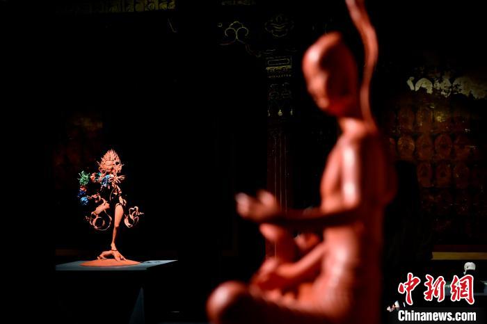 圖為展覽中圍繞西藏歷史與傳統(tǒng)創(chuàng)作的雕塑作品。　李林 攝