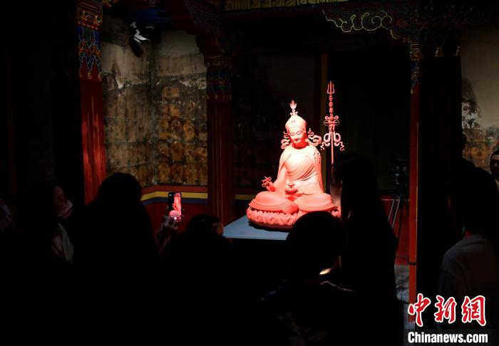 圖為觀眾正在欣賞展覽中的雕塑作品。　李林 攝