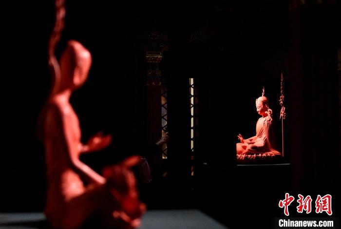 圖為展覽中圍繞西藏歷史與傳統(tǒng)創(chuàng)作的雕塑作品。　李林 攝