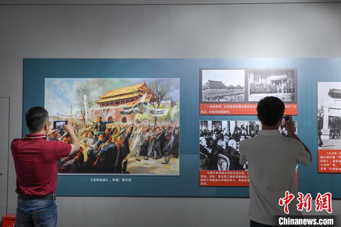 圖為市民參觀《曙光·偉業(yè)——五四運(yùn)動(dòng)與中國(guó)共產(chǎn)黨的成立》“七一”特展?！∝暩聛?lái)松 攝