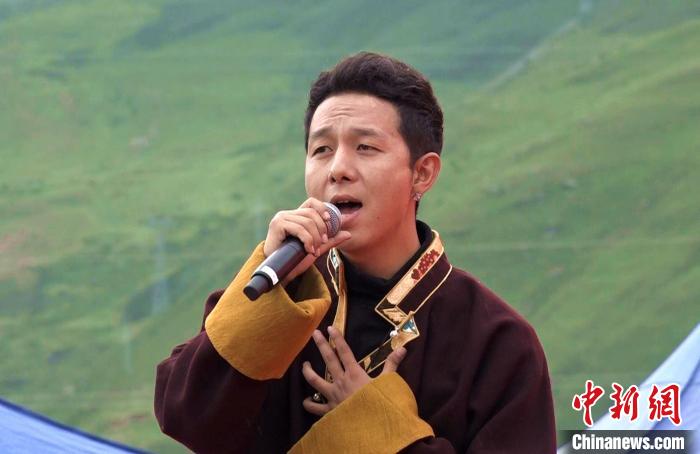 圖為藝人為開幕式獻(xiàn)唱。　貢桑拉姆 攝