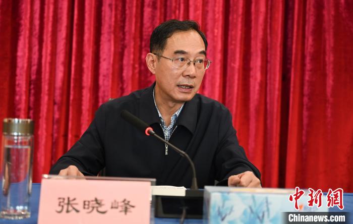 圖為西藏自治區(qū)黨委宣傳部副部長、西藏廣播電視臺(tái)黨組書記張曉峰致辭?！≮w朗 攝