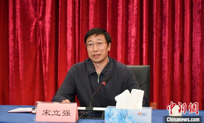 圖為西藏自治區(qū)黨委組織部副部長、第十批援藏干部人才總領(lǐng)隊(duì)宋立強(qiáng)致辭。