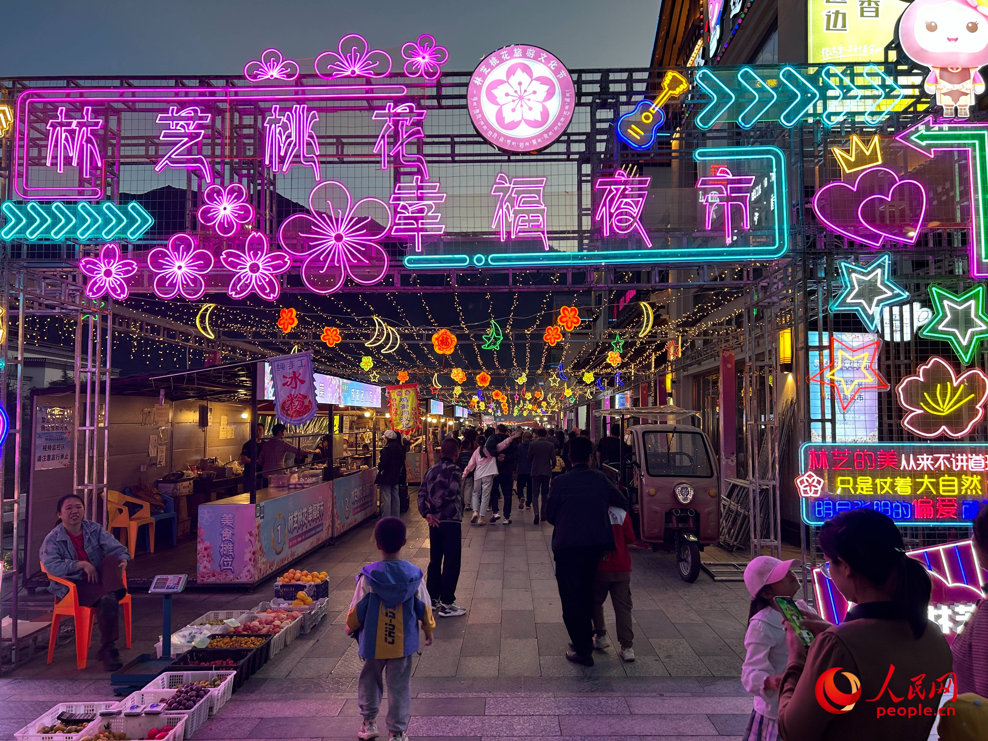 工布公園里的夜市，人來人往。人民網(wǎng) 周靜圓攝