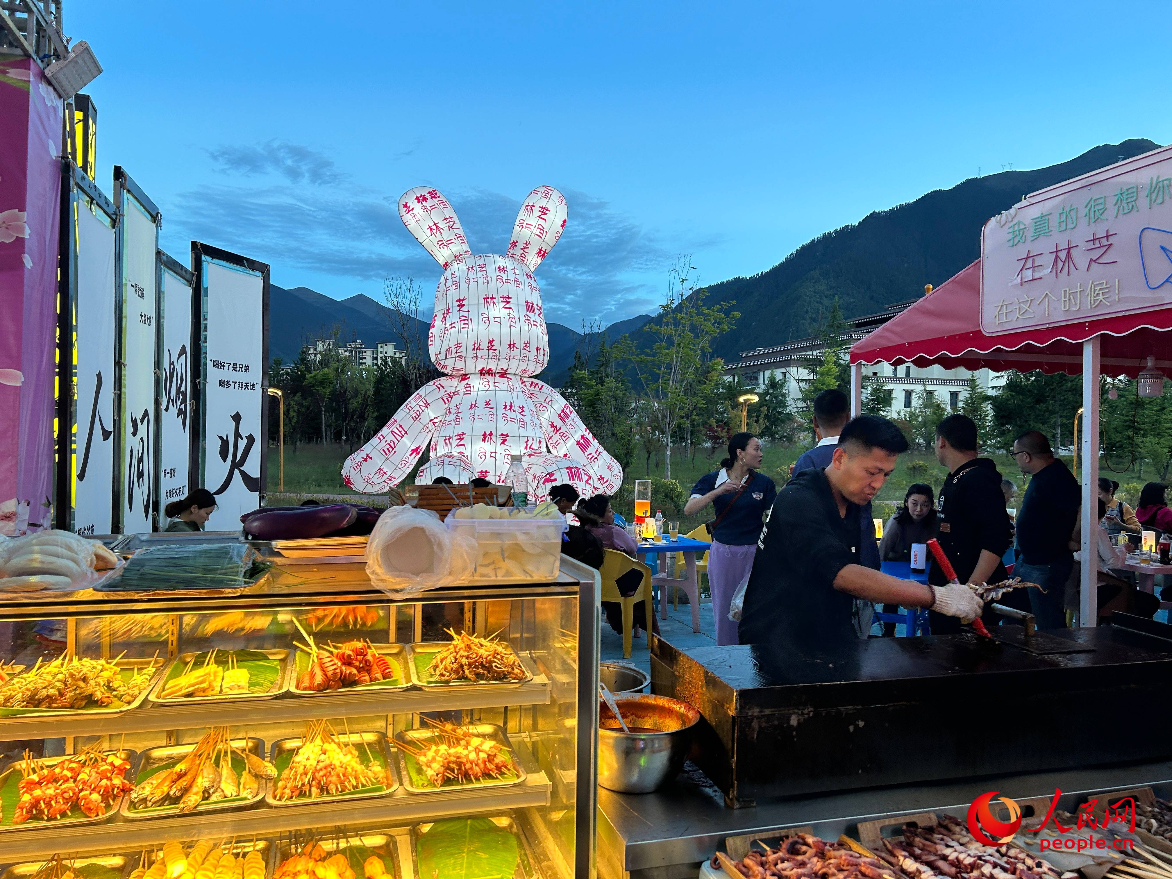工布公園里的夜市，滿滿“煙火氣”。人民網(wǎng) 周靜圓攝