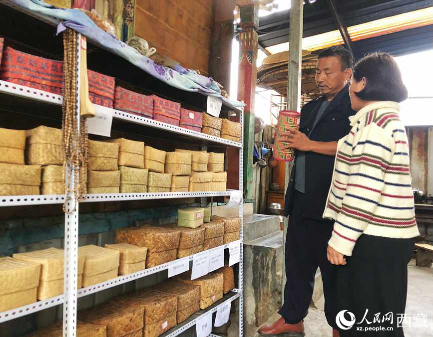 愛明（左一）給游客介紹藤竹產(chǎn)品。