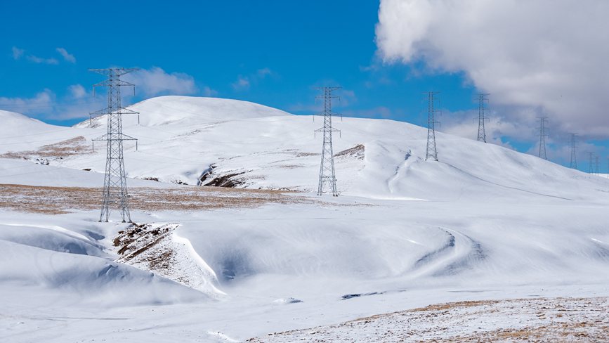 西藏自治區(qū)那曲市冰天雪地里的電網(wǎng)。趙清鵬攝