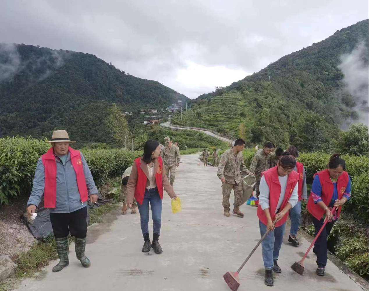 圖為：墨脫縣背崩鄉(xiāng)格林村軍地黨組織共同開展“愛我墨脫、靚我家園”主題黨日活動