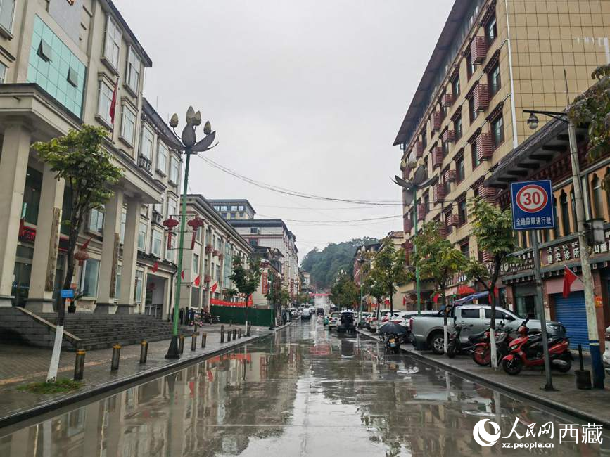 如今的墨脫縣城一應(yīng)俱全。人民網(wǎng) 李海霞攝
