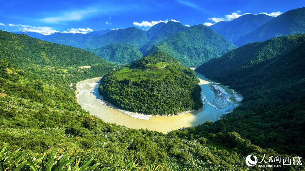 風(fēng)景秀麗、植被繁茂的西藏林芝市墨脫縣果果塘大拐彎。人民網(wǎng)記者 次仁羅布攝