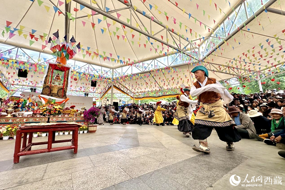 拉薩市宗角祿康公園舉行傳統(tǒng)藏戲劇目展演。