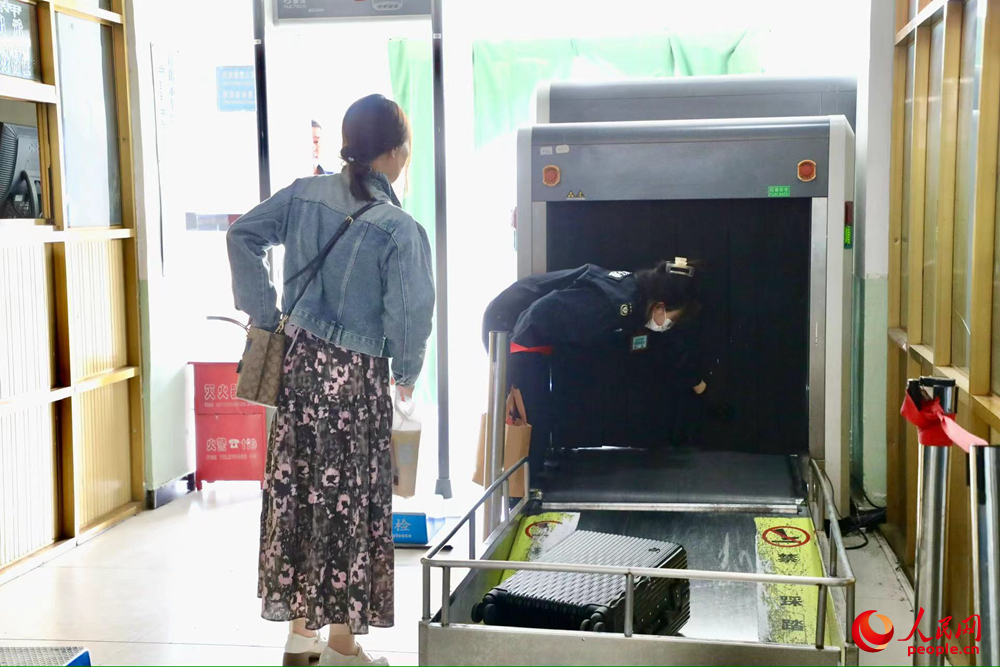 車站工作人員幫旅客提取行李。人民網記者 次仁羅布攝