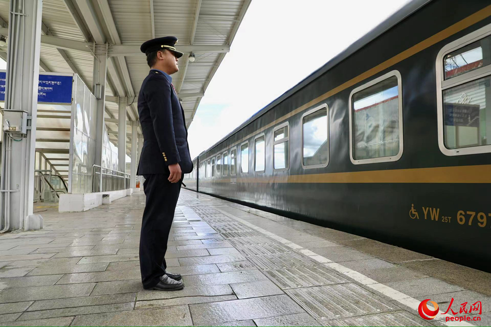 即將開往上海的列車。人民網記者 次仁羅布攝
