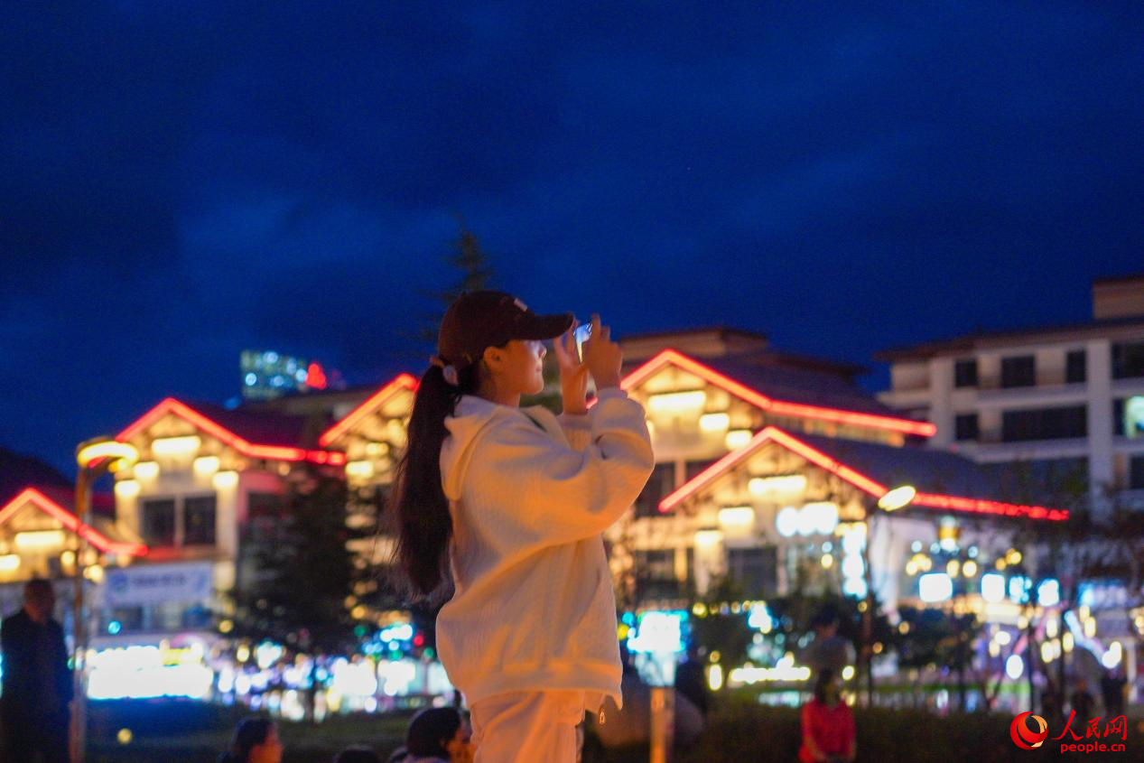 居民在西藏林芝市民族團(tuán)結(jié)廣場上拍照。人民網(wǎng)記者 趙晨攝