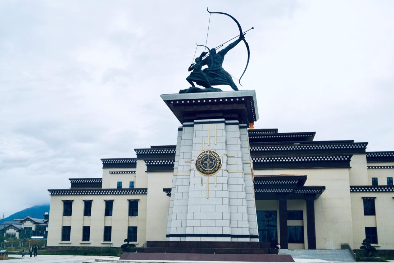 工布公園里的城市地標(biāo)雕塑——畢秀之子。人民網(wǎng)記者 益西康珠攝