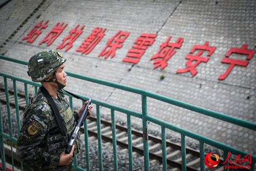 武警西藏總隊(duì)拉薩支隊(duì)執(zhí)勤八大隊(duì)官兵在鐵路旁執(zhí)勤。支翔宇 攝